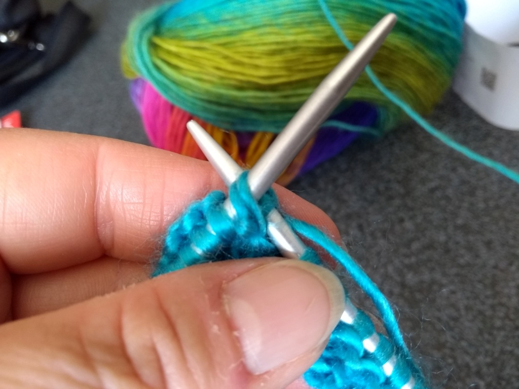 Tricoter et assembler des carrés sans couture. (on peut utiliser des restes de laines) Img_2106
