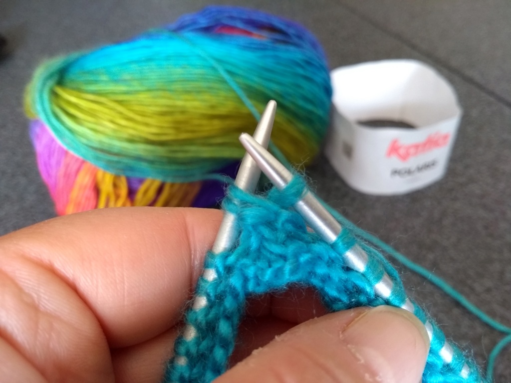 Tricoter et assembler des carrés sans couture. (on peut utiliser des restes de laines) Img_2107