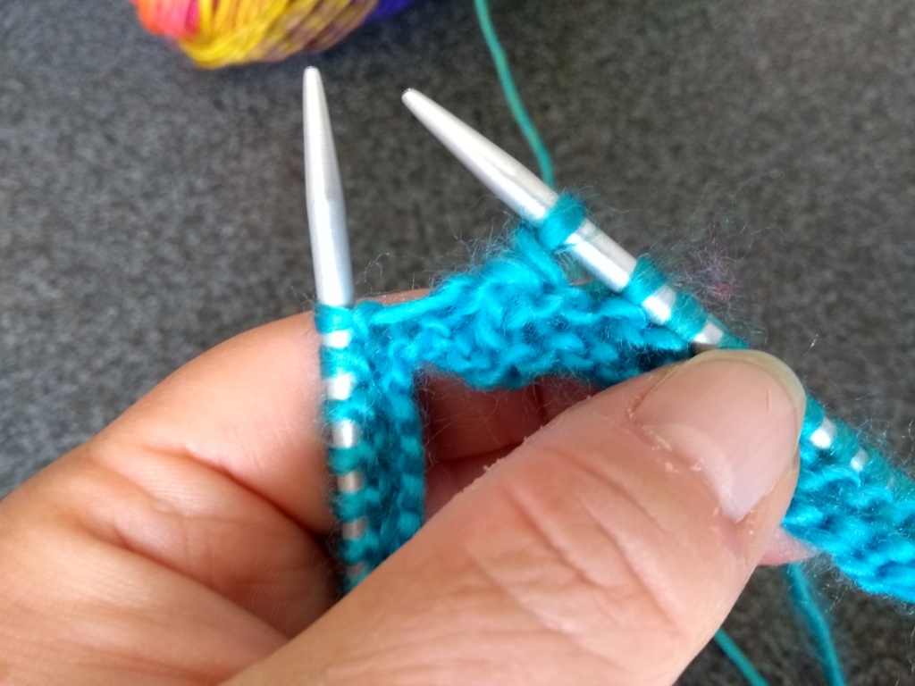 Tricoter et assembler des carrés sans couture. (on peut utiliser des restes de laines) Img_2108