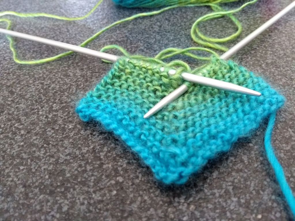 Tricoter et assembler des carrés sans couture. (on peut utiliser des restes de laines) Img_2113
