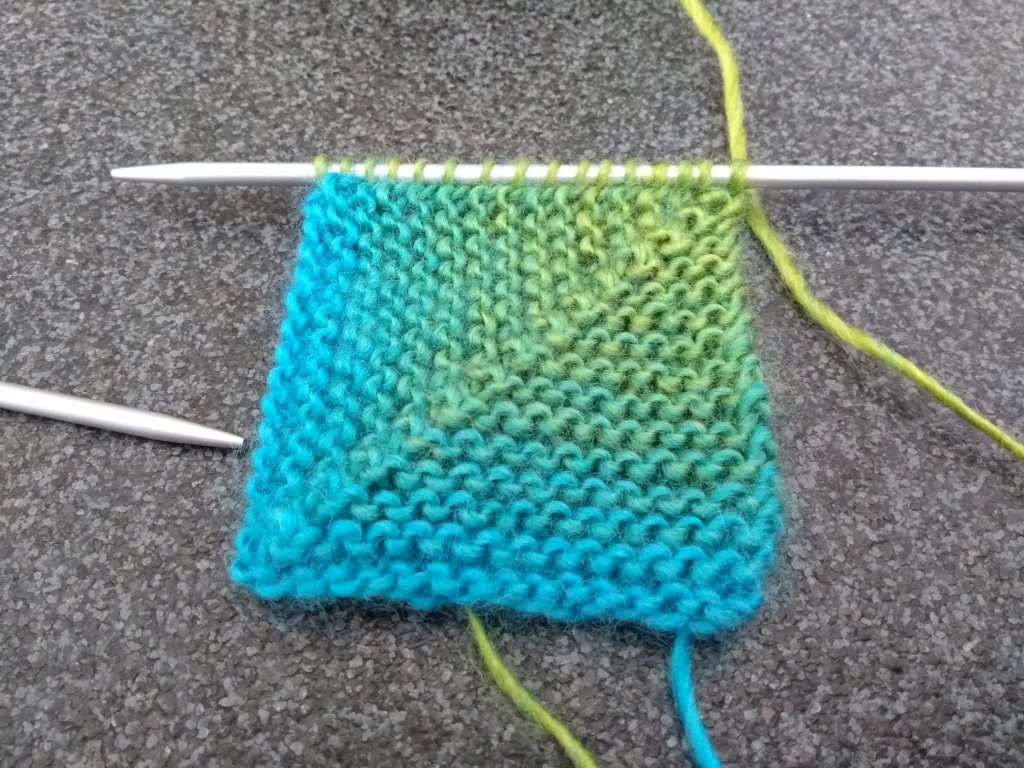 Tricoter et assembler des carrés sans couture. (on peut utiliser des restes de laines) Img_2116