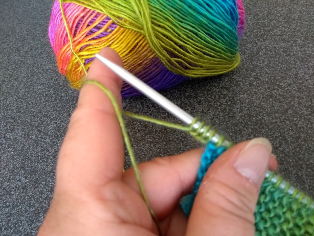 Tricoter et assembler des carrés sans couture. (on peut utiliser des restes de laines) Img_2117