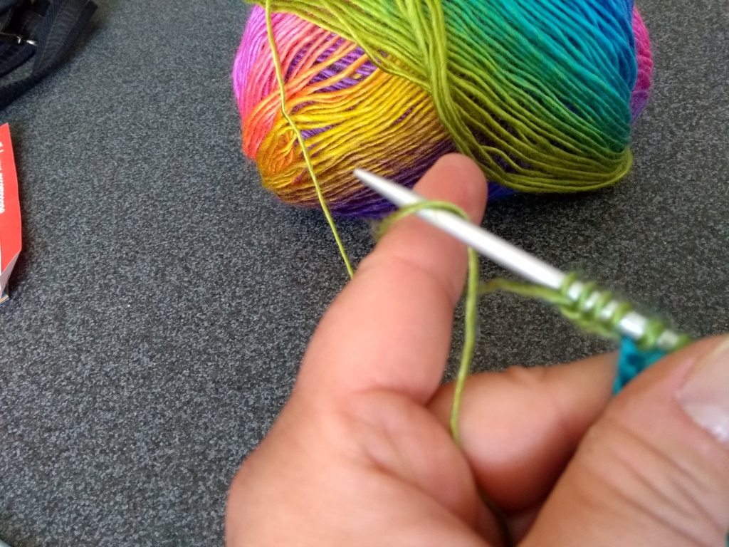 Tricoter et assembler des carrés sans couture. (on peut utiliser des restes de laines) Img_2118
