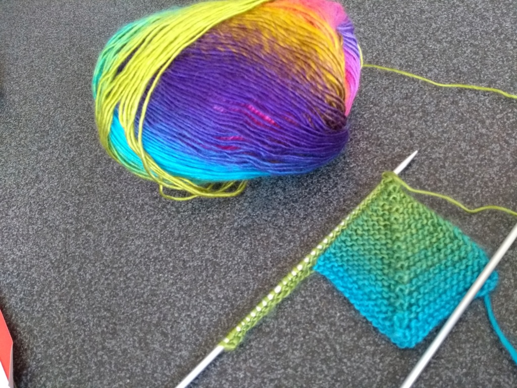 Tricoter et assembler des carrés sans couture. (on peut utiliser des restes de laines) Img_2120
