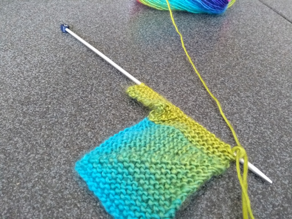 Tricoter et assembler des carrés sans couture. (on peut utiliser des restes de laines) Img_2121
