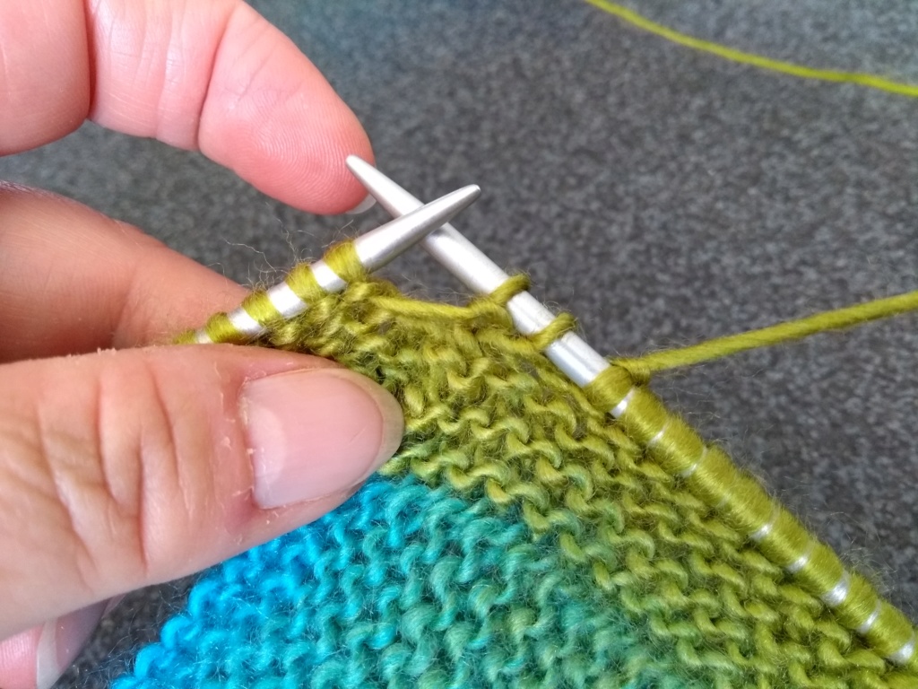 Tricoter et assembler des carrés sans couture. (on peut utiliser des restes de laines) Img_2122