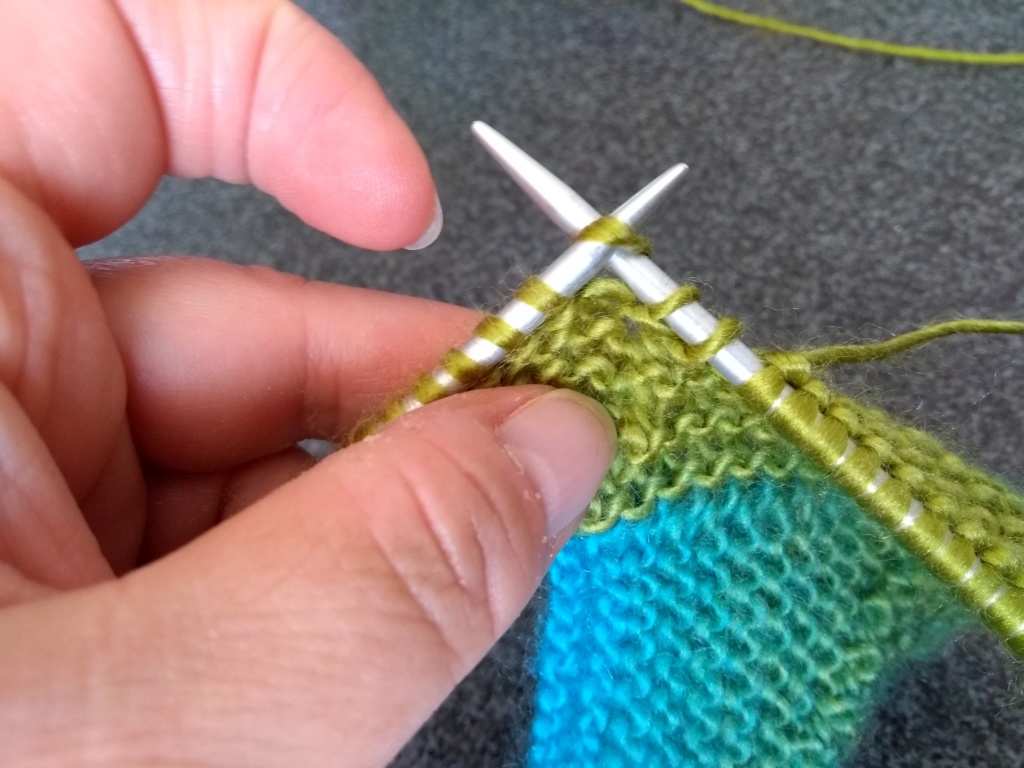 Tricoter et assembler des carrés sans couture. (on peut utiliser des restes de laines) Img_2123