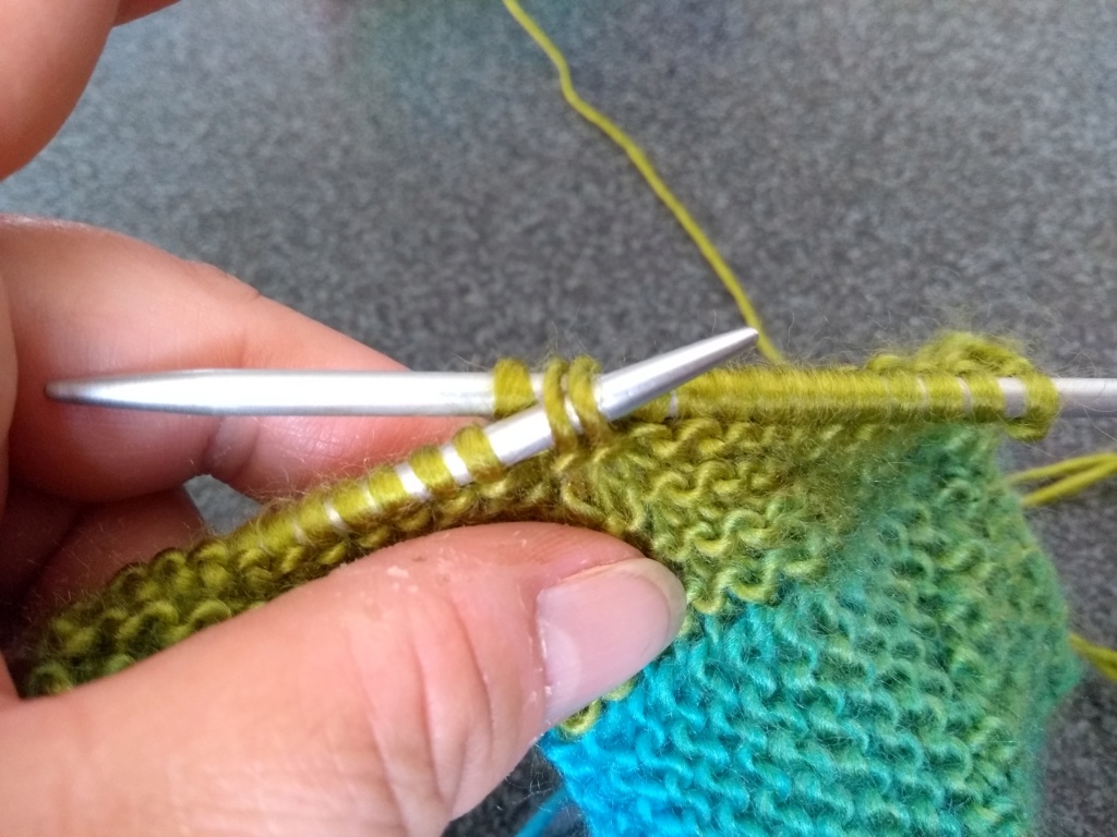 Tricoter et assembler des carrés sans couture. (on peut utiliser des restes de laines) Img_2125