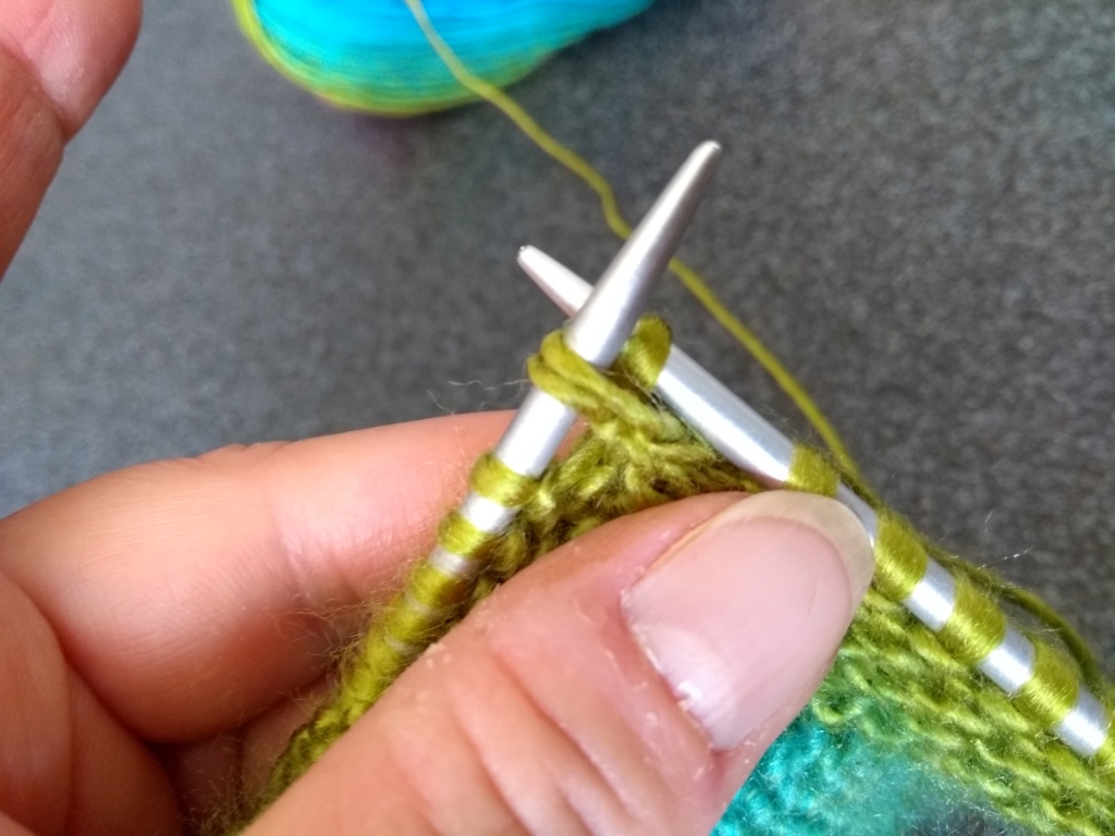 Tricoter et assembler des carrés sans couture. (on peut utiliser des restes de laines) Img_2126