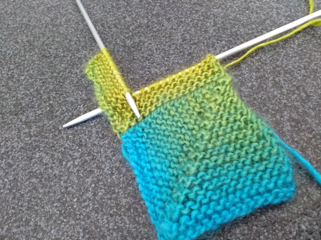 Tricoter et assembler des carrés sans couture. (on peut utiliser des restes de laines) Img_2127