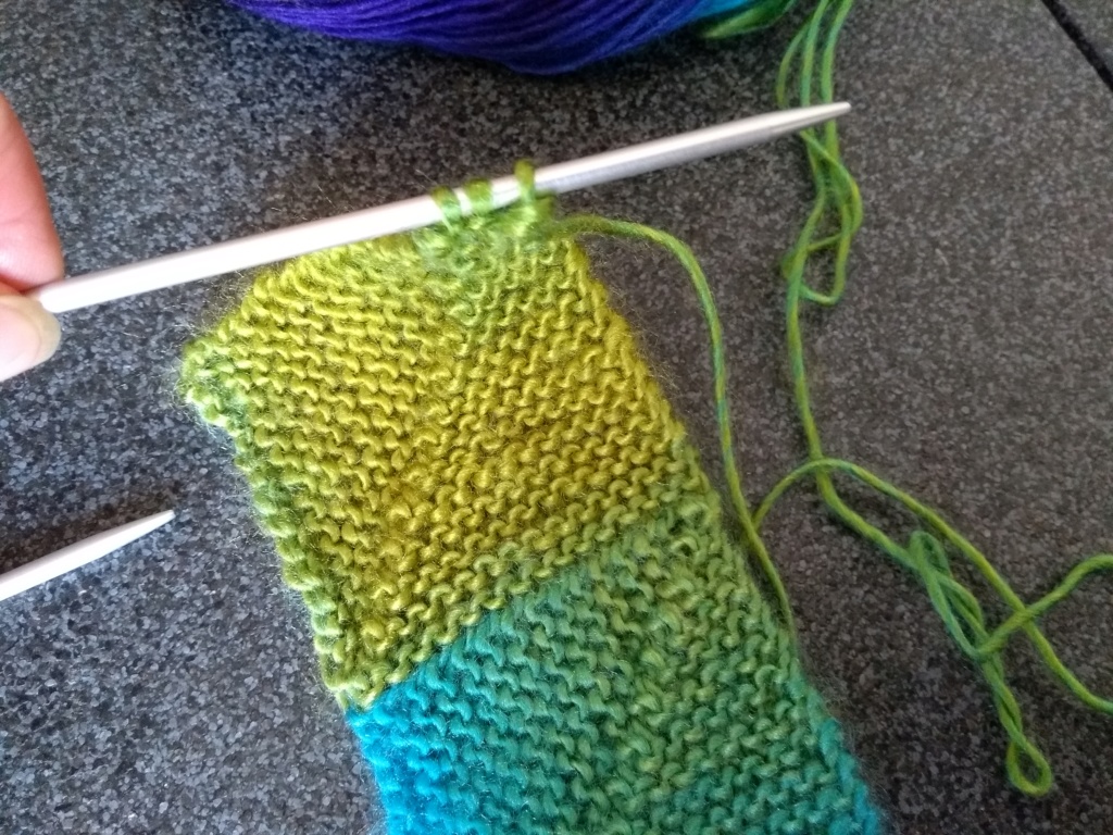 Tricoter et assembler des carrés sans couture. (on peut utiliser des restes de laines) Img_2128