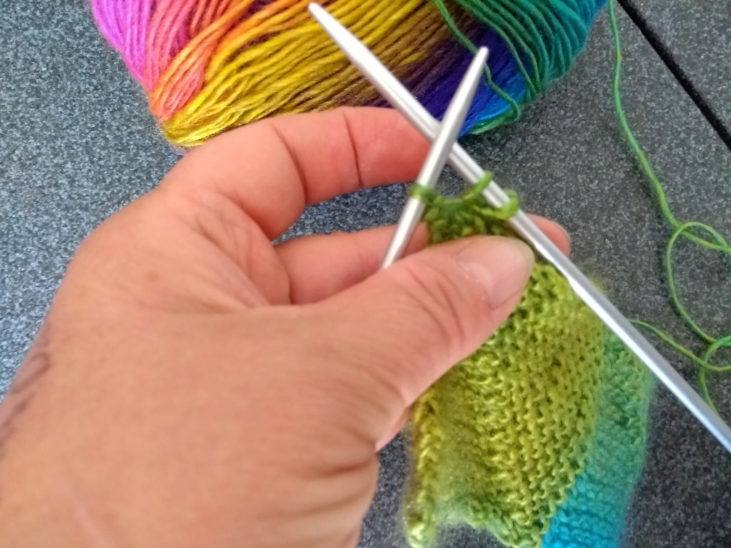 Tricoter et assembler des carrés sans couture. (on peut utiliser des restes de laines) Img_2129