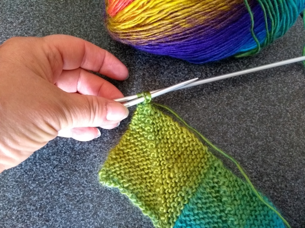 Tricoter et assembler des carrés sans couture. (on peut utiliser des restes de laines) Img_2130