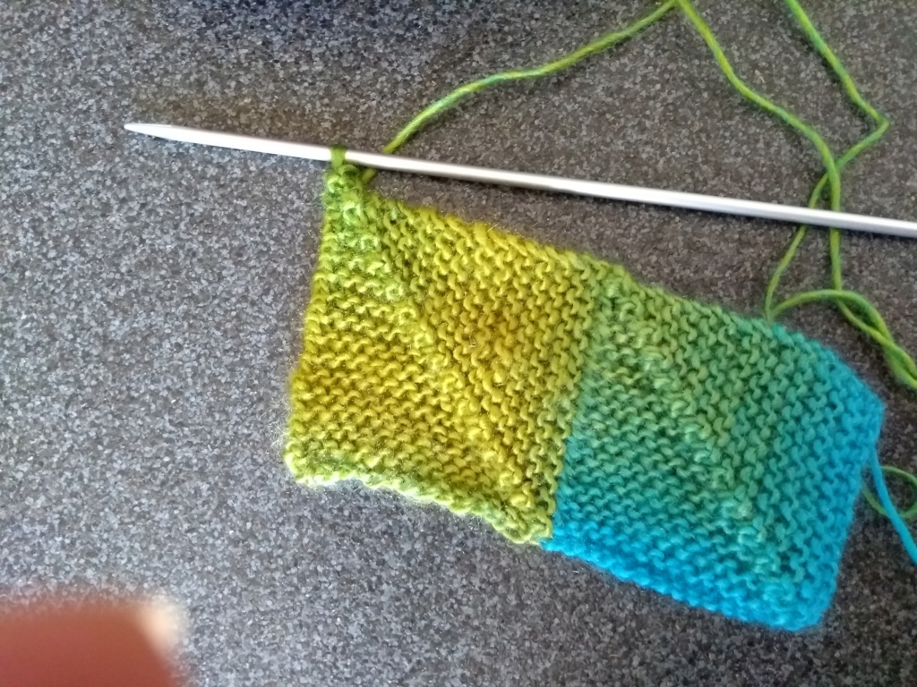 Tricoter et assembler des carrés sans couture. (on peut utiliser des restes de laines) Img_2131