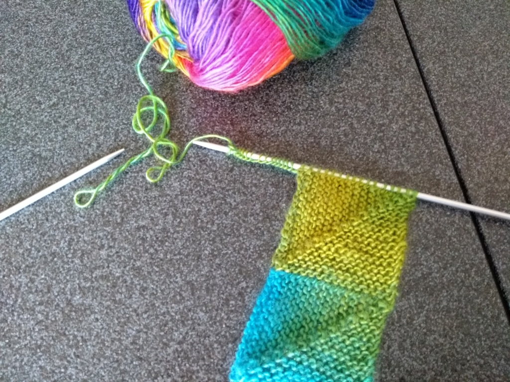 Tricoter et assembler des carrés sans couture. (on peut utiliser des restes de laines) Img_2132
