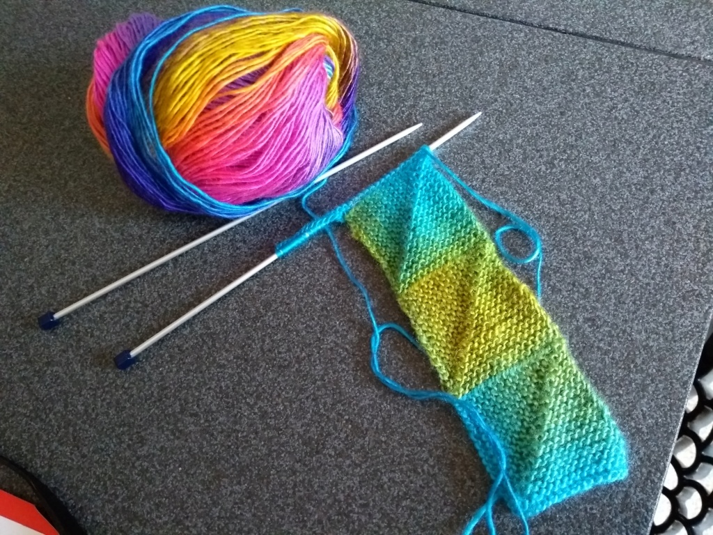 Tricoter et assembler des carrés sans couture. (on peut utiliser des restes de laines) Img_2133