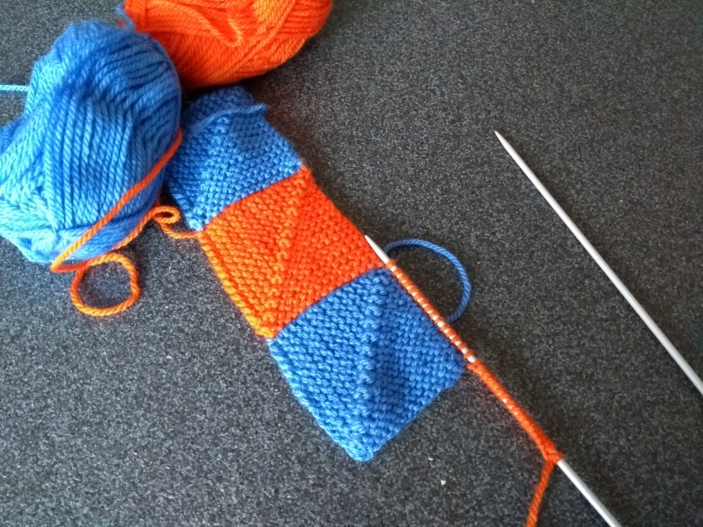 Tricoter et assembler des carrés sans couture. (on peut utiliser des restes de laines) Img_2134