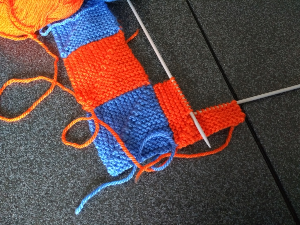 Tricoter et assembler des carrés sans couture. (on peut utiliser des restes de laines) Img_2135