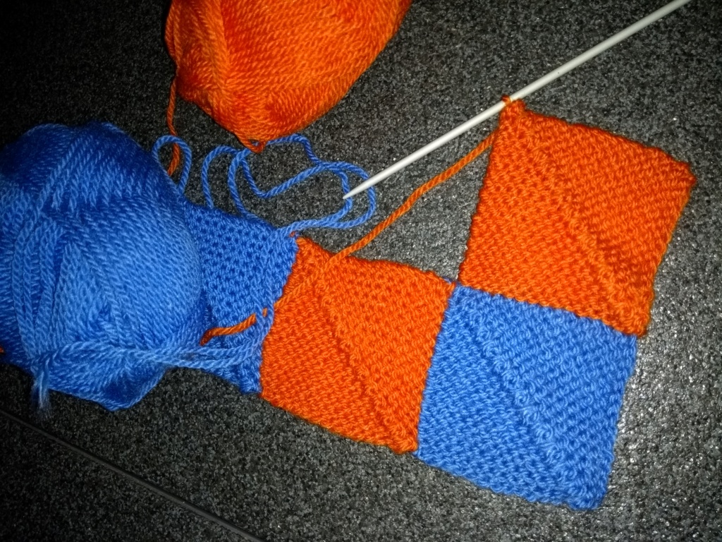 Tricoter et assembler des carrés sans couture. (on peut utiliser des restes de laines) Img_2136