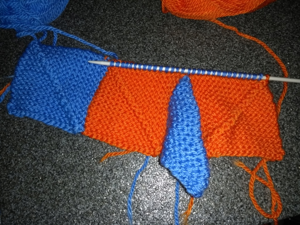 Tricoter et assembler des carrés sans couture. (on peut utiliser des restes de laines) Img_2138