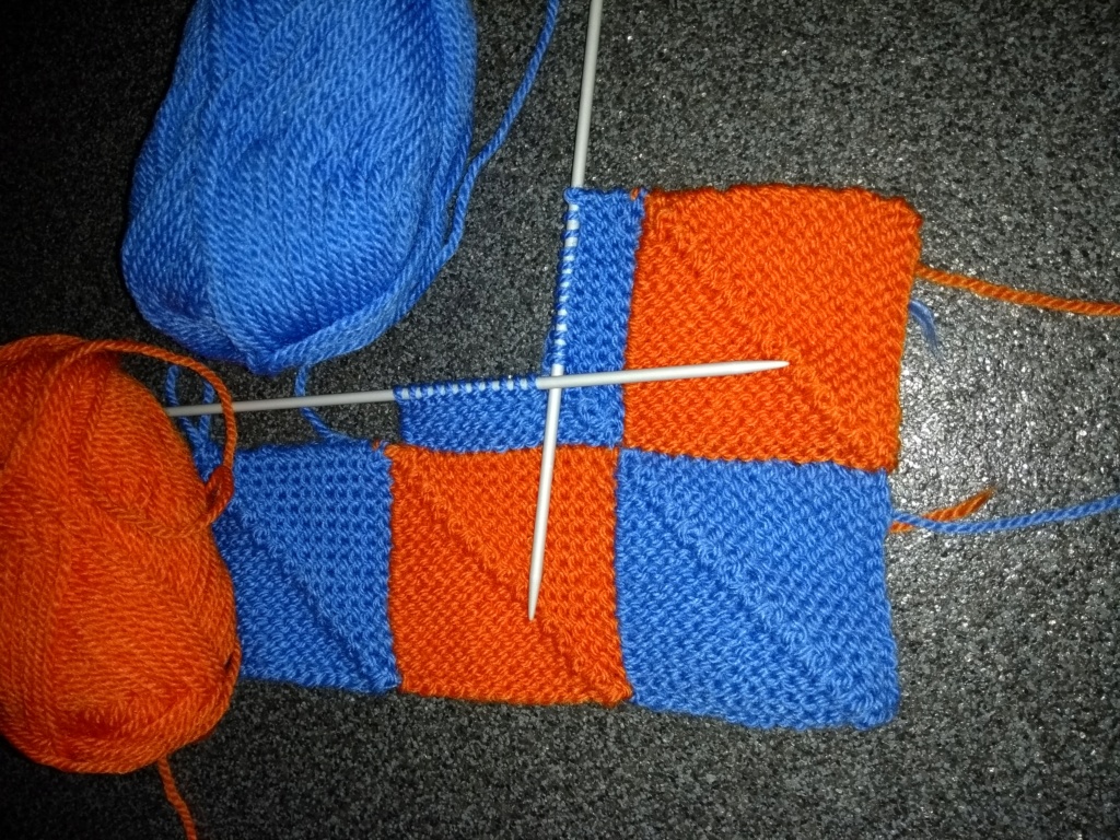 Tricoter et assembler des carrés sans couture. (on peut utiliser des restes de laines) Img_2139