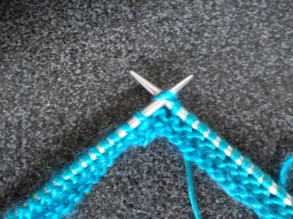 Tricoter et assembler des carrés sans couture. (on peut utiliser des restes de laines) Img_2142