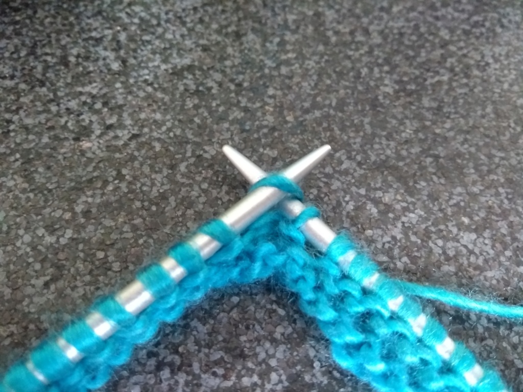 Tricoter et assembler des carrés sans couture. (on peut utiliser des restes de laines) Img_2143