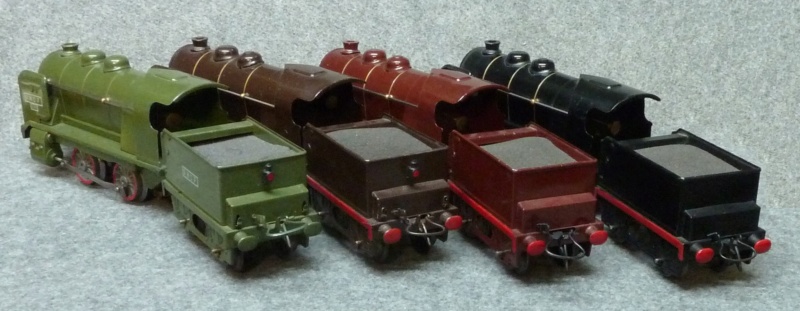 Deux trains Hornby - rouge/marron et noir 225c_210