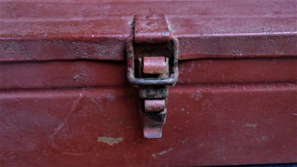 Boîte en metal a identifier svp. Rimg3543