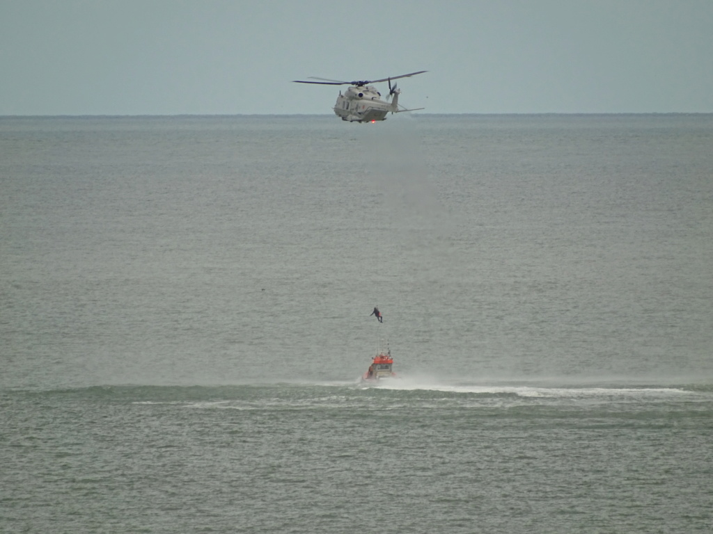 Exercices de sauvetage en mer avec présense du NH90 (juillet 2020) P_07810