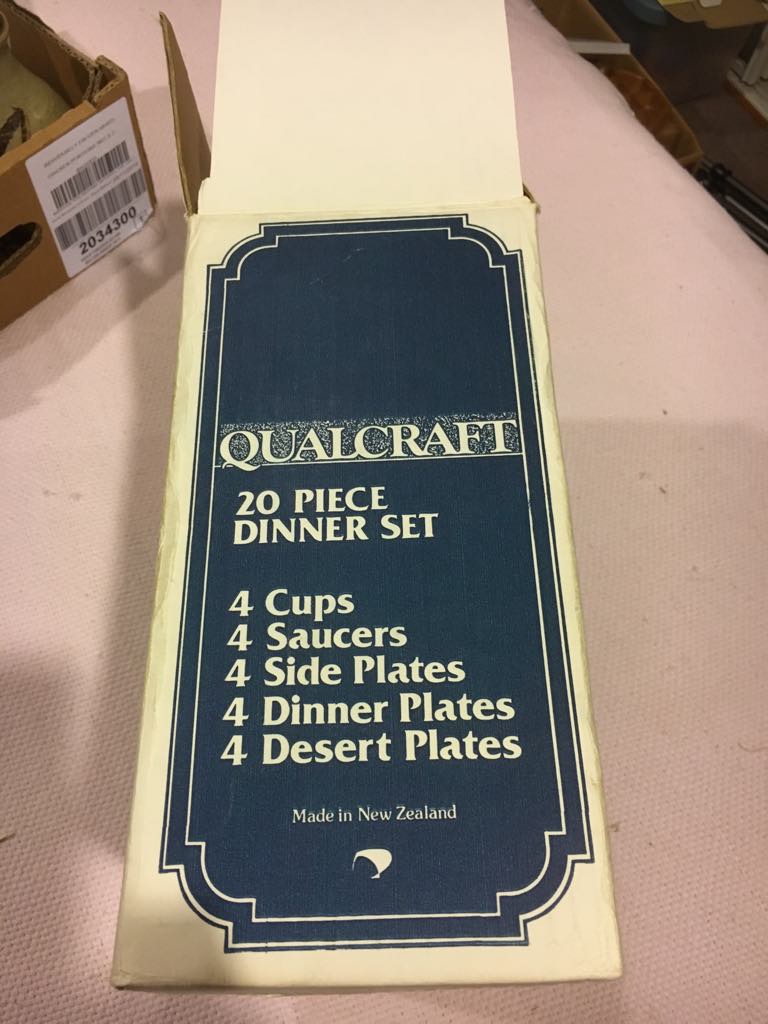 Qualcraft 20 pce dinner ware Abox_l10