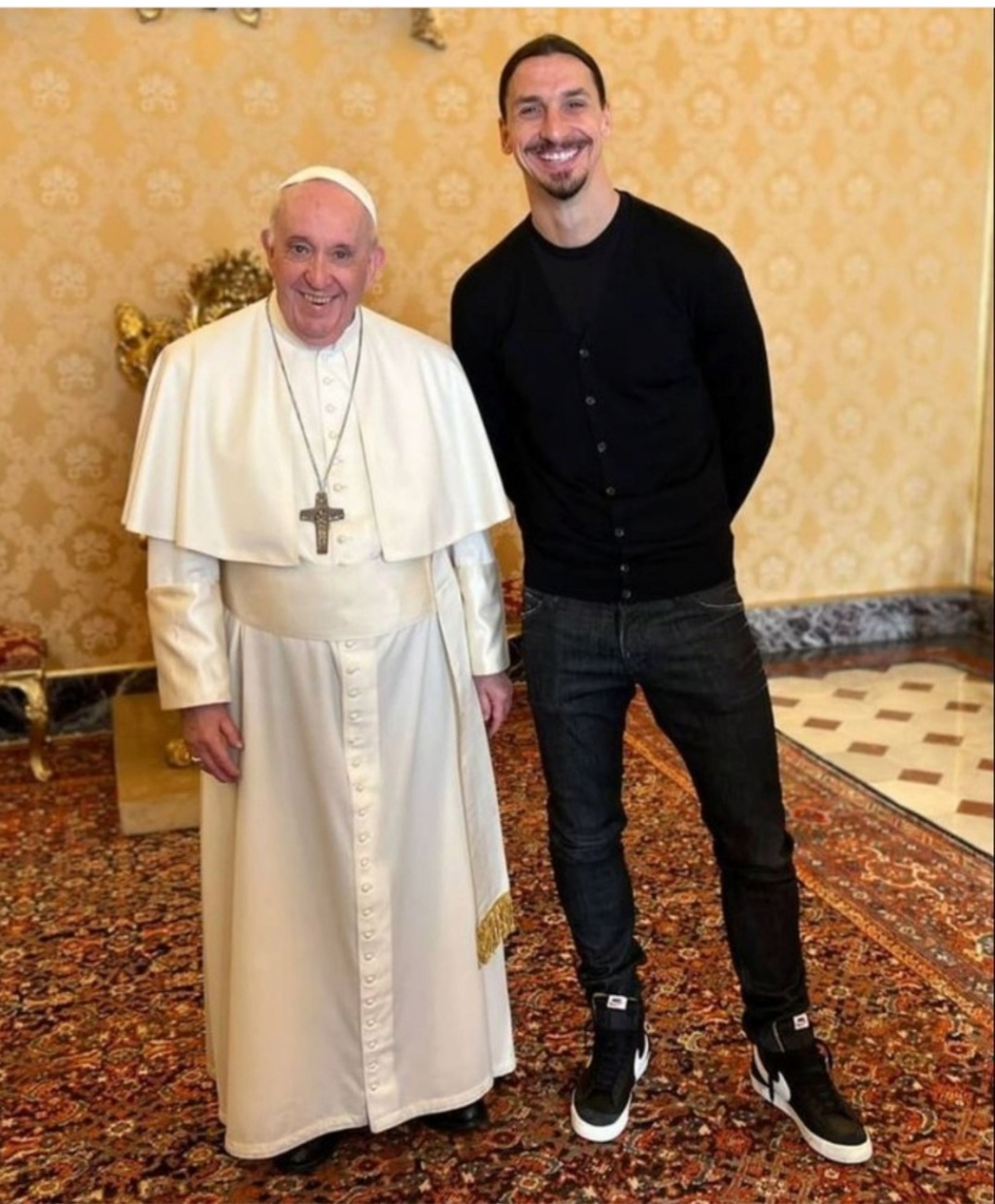 ¿Cuánto mide el Papa Francisco? - Altura - Pope Francis Real height Scree187