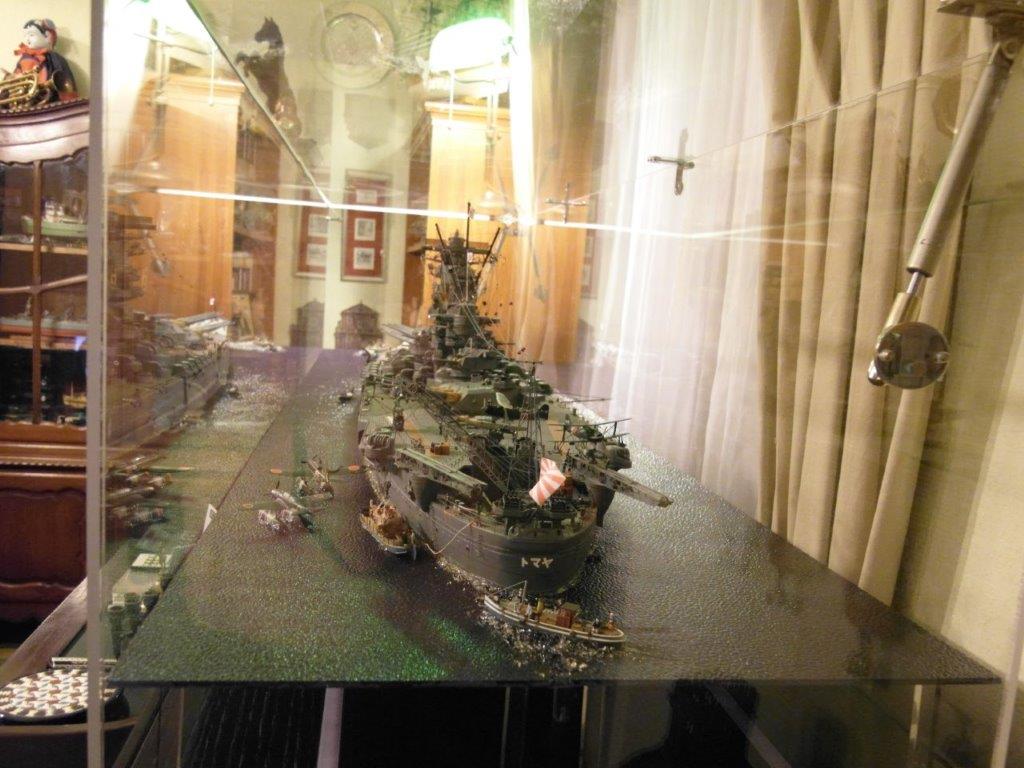 Yamato, un jour de janvier 1945 Modèle RC au 1/150 dans sa vitrine d'exposition Sam_0010