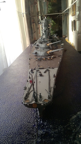 Yamato, un jour de janvier 1945 Modèle RC au 1/150 dans sa vitrine d'exposition Wp_20124