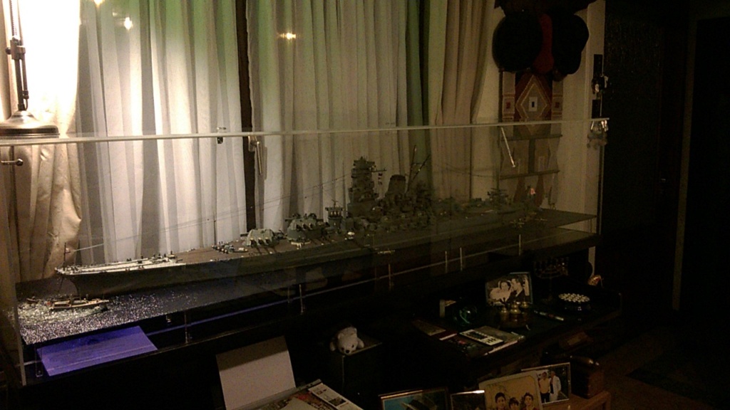 Yamato, un jour de janvier 1945 Modèle RC au 1/150 dans sa vitrine d'exposition Wp_20125