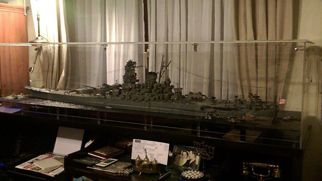 Yamato, un jour de janvier 1945 Modèle RC au 1/150 dans sa vitrine d'exposition Wp_20128