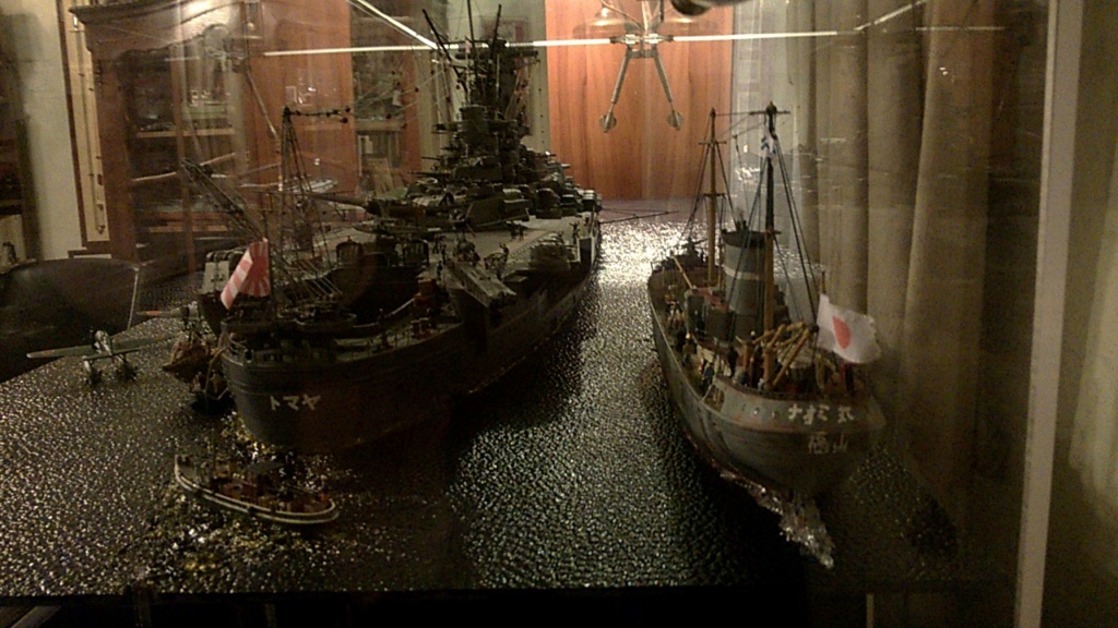 Yamato, un jour de janvier 1945 Modèle RC au 1/150 dans sa vitrine d'exposition - Page 2 Wp_20224
