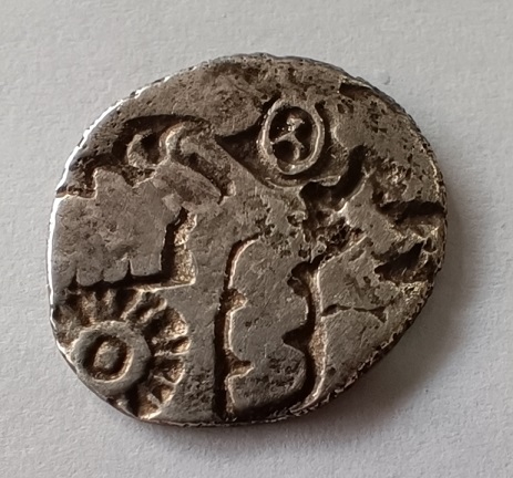  Karshapana silver, período Magadha, G/H Series IVd-424 17111810