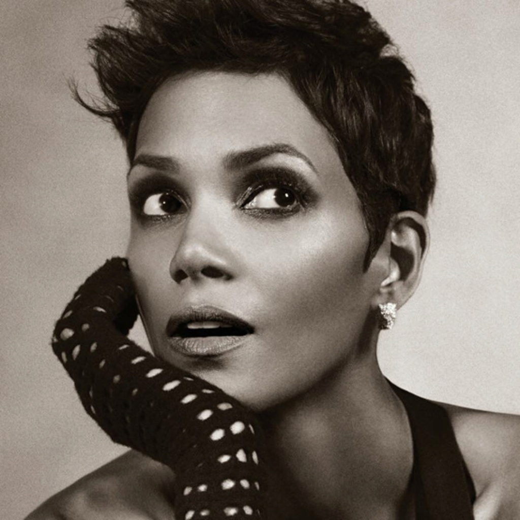 Beautiful pics of actress Halle Berry Downlo14