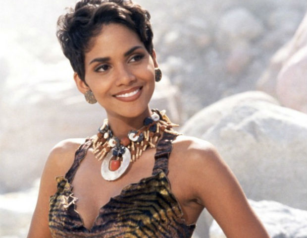 Beautiful pics of actress Halle Berry Downlo15