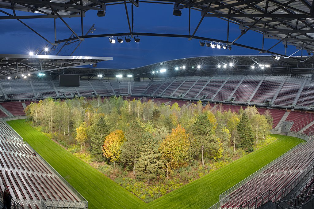 Une forêt dans le Wörthersee Stadion de Klagenfurt 1024px13