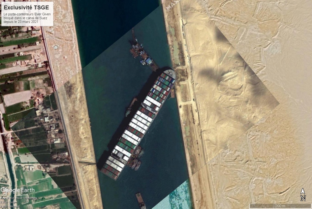 porte conteneur/container au milieu du canal du Suez Ever_g16