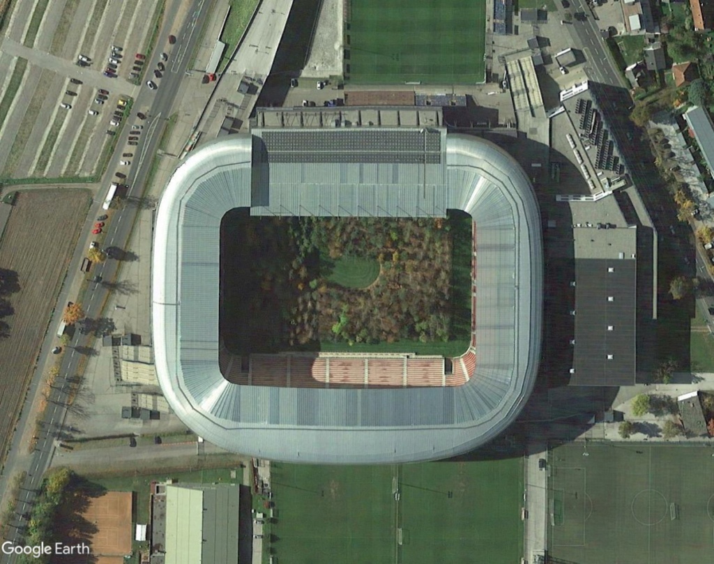 Une forêt dans le Wörthersee Stadion de Klagenfurt Wortg10