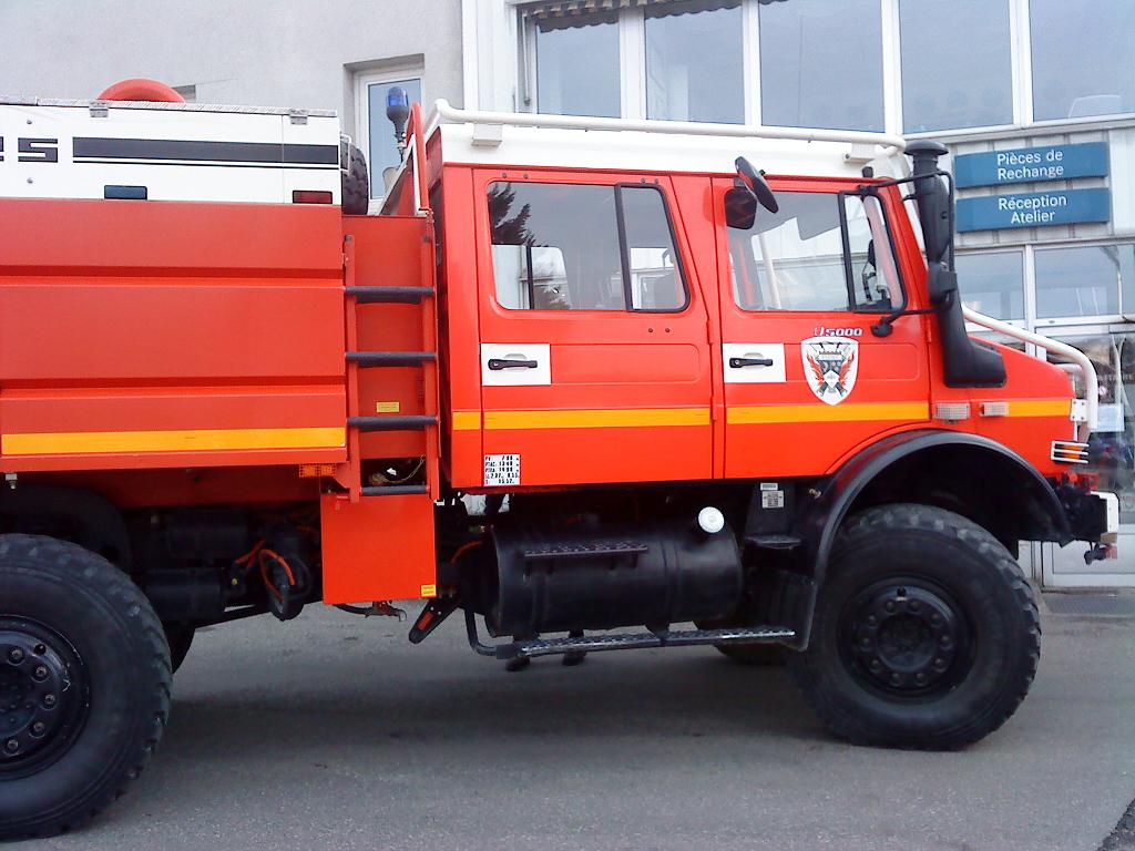 photos sur parking d'une concession unimog Dsc00521