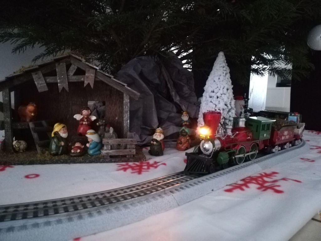un petit train autour du sapin de Noël