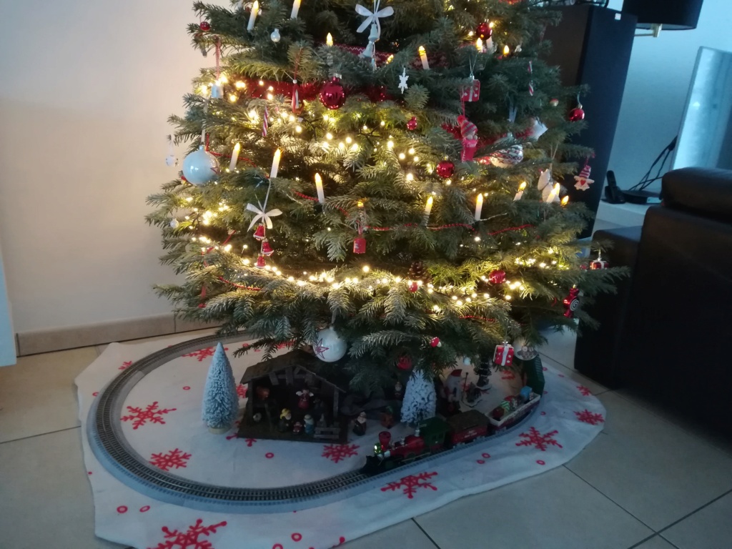 un petit train autour du sapin de Noël