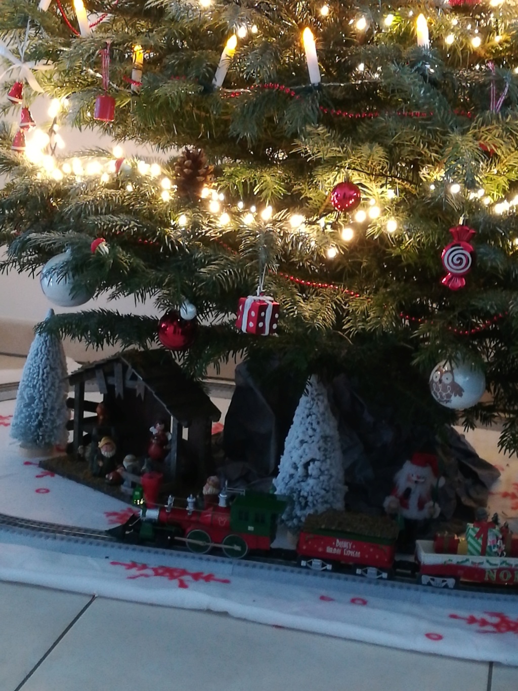 un petit train autour du sapin de Noël