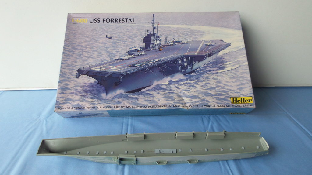 Porte-avions USS FORRESTAL 1/600ème Réf 81065 20131113