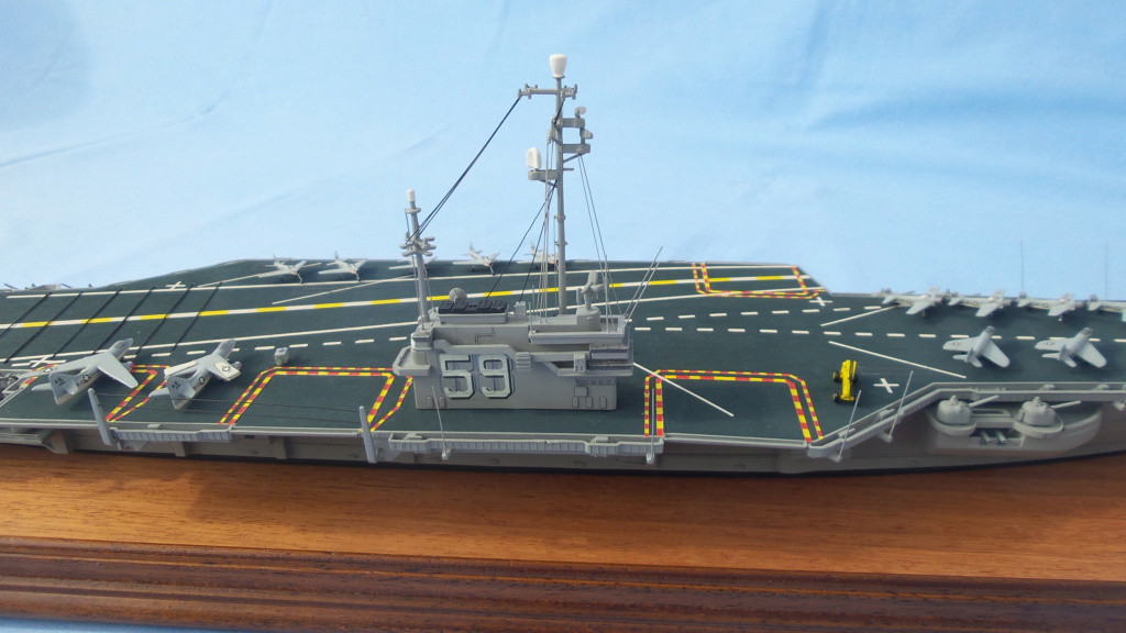 Porte-avions USS FORRESTAL 1/600ème Réf 81065 20140321