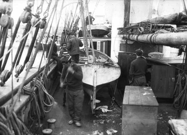 Goélette Pourquoi Pas? - 1908 - 2) Gréement [Billing Boats 1/75°] de Yves31 - Page 5 893_pa10
